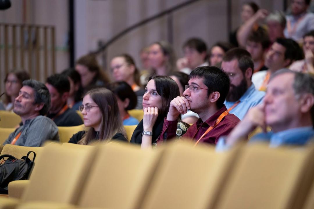 Pontus Löfgren talar vid ENCALS-konferensen.