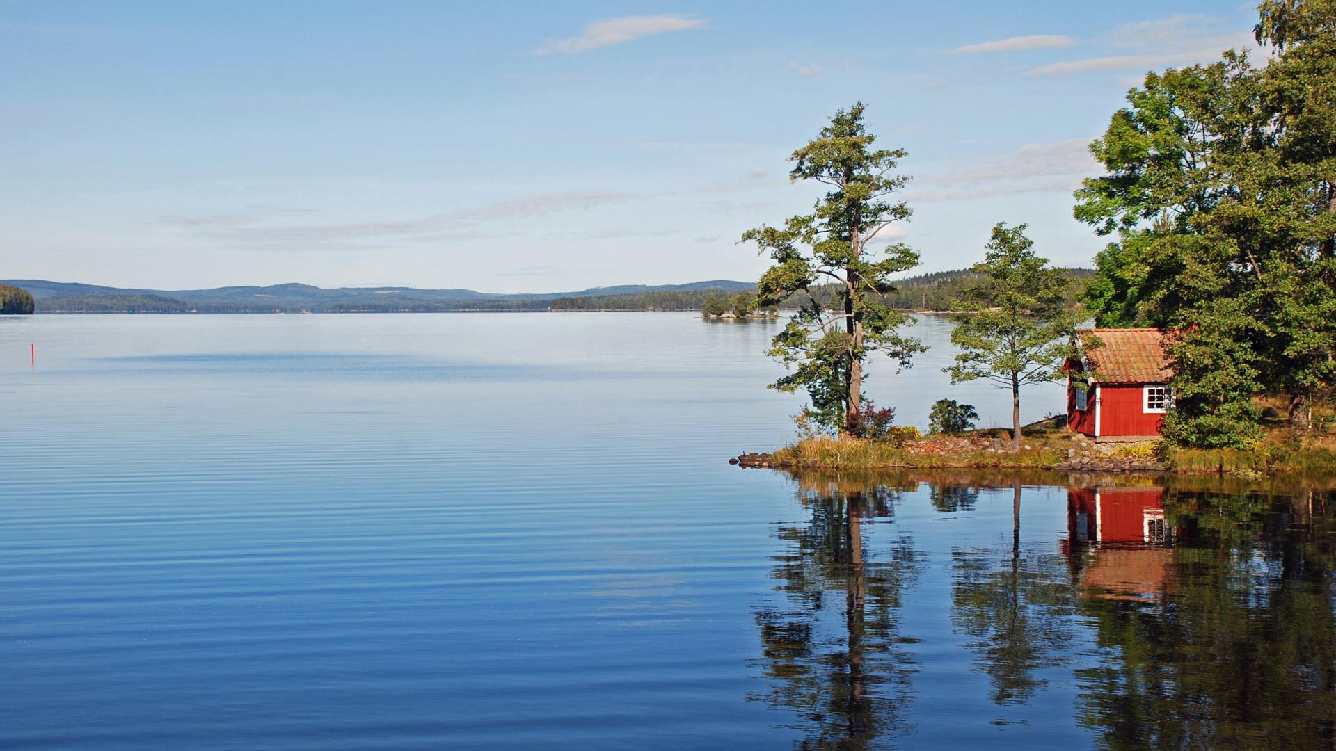 Stuga vid sjö.